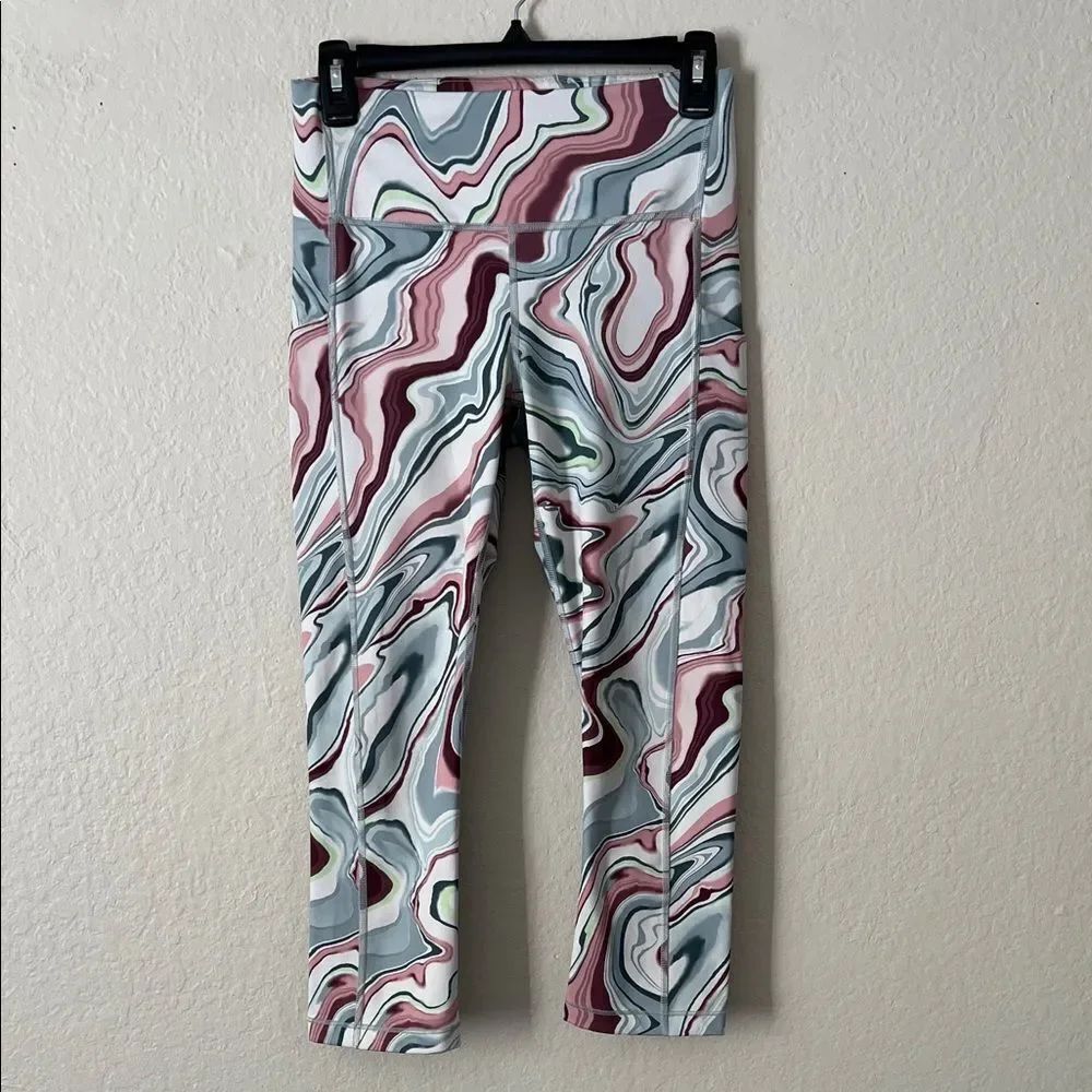 Like New! Athleta Ultimate Stash Pocket Printed Capri Leggings in Size S